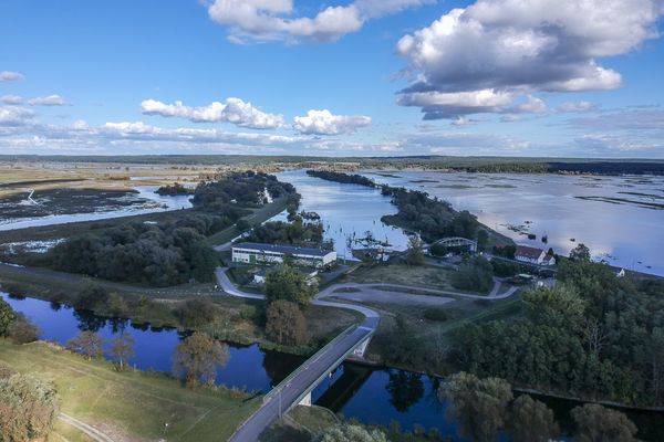 Die Schwedter Querfahrt beim Hochwasser im Oktober 2024. Im Vordergrund, die Hohensaaten-Friedrichsthaler-Wasserstraße. Rechts im Bild, die Schleuse in die Querfahrt, dahinter der südliche Nasspolder. Links im Bild, der nördliche Nasspolder.